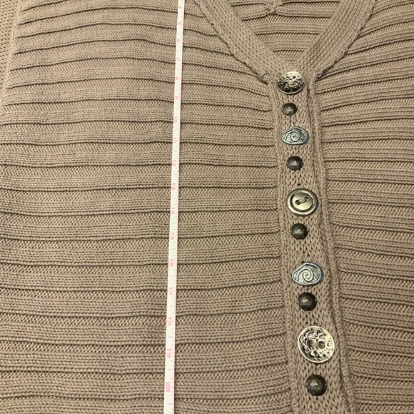 PURE hand knit sweater vest size M/L very unique buttons. Runs like a 1x - Picture 8 of 15